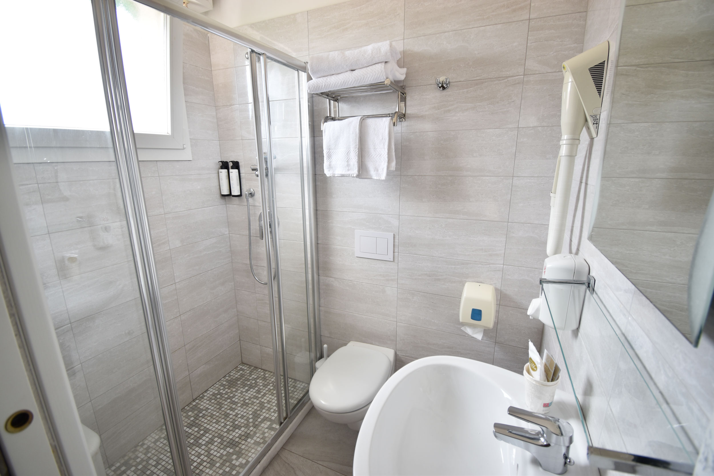 bagno-camera-matrimoniale-hotel-grifone-jesolo.jpg