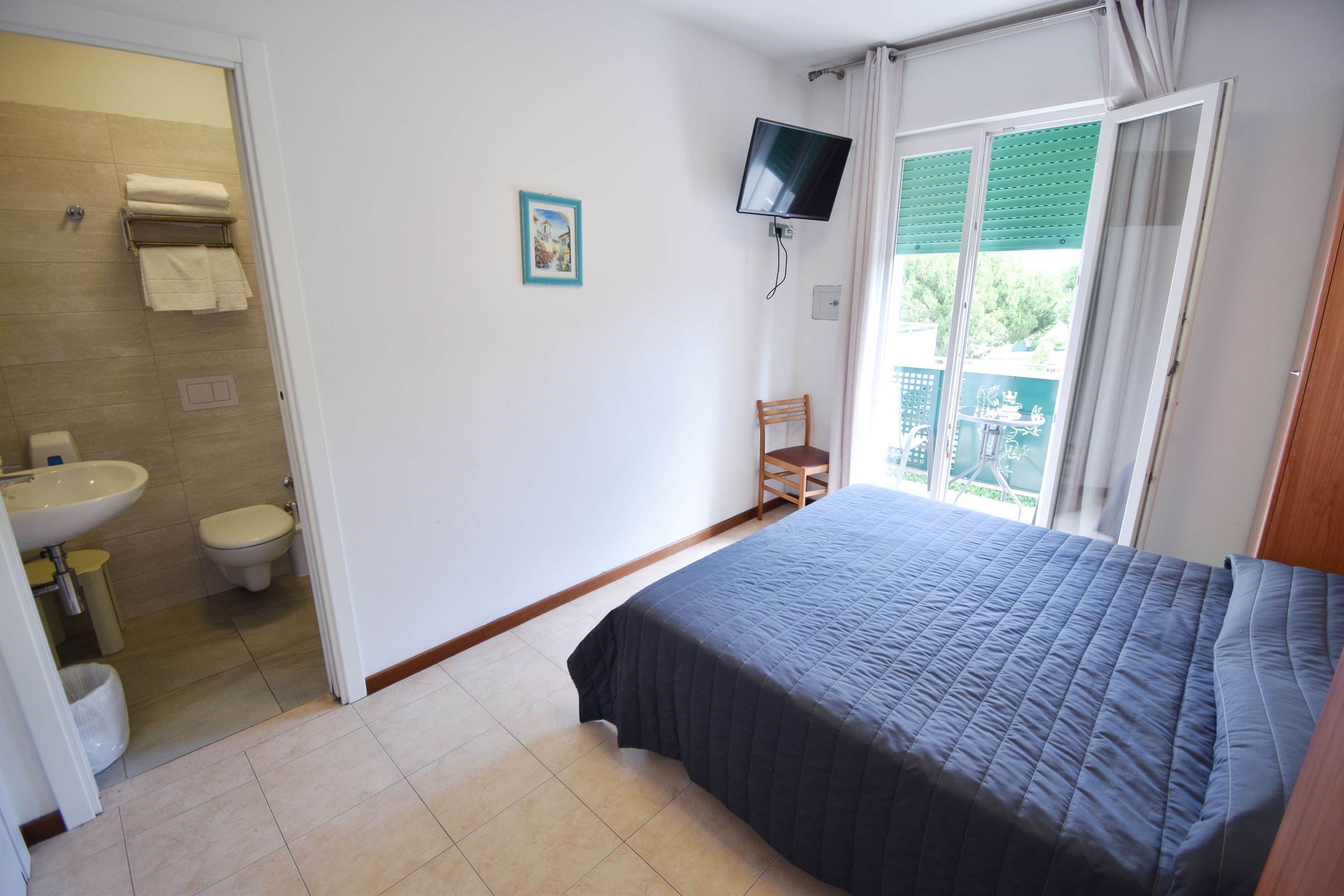 camera-matrimoniale-bagno-hotel-grifone-jesolo.jpg